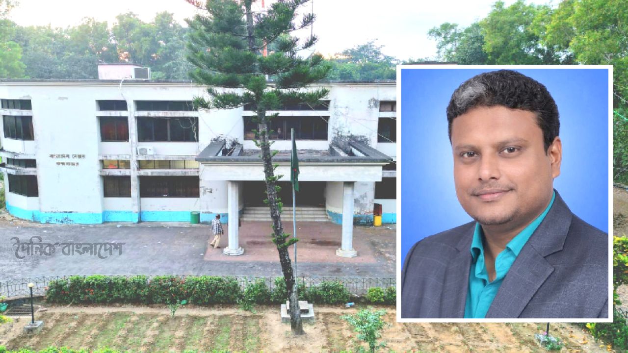 কক্সবাজার বেতারের তালিকাভুক্ত গীতিকার হলেন দৈনিক কক্সবাজার সংবাদ পত্রিকার সম্পাদক আমান উল্লাহ