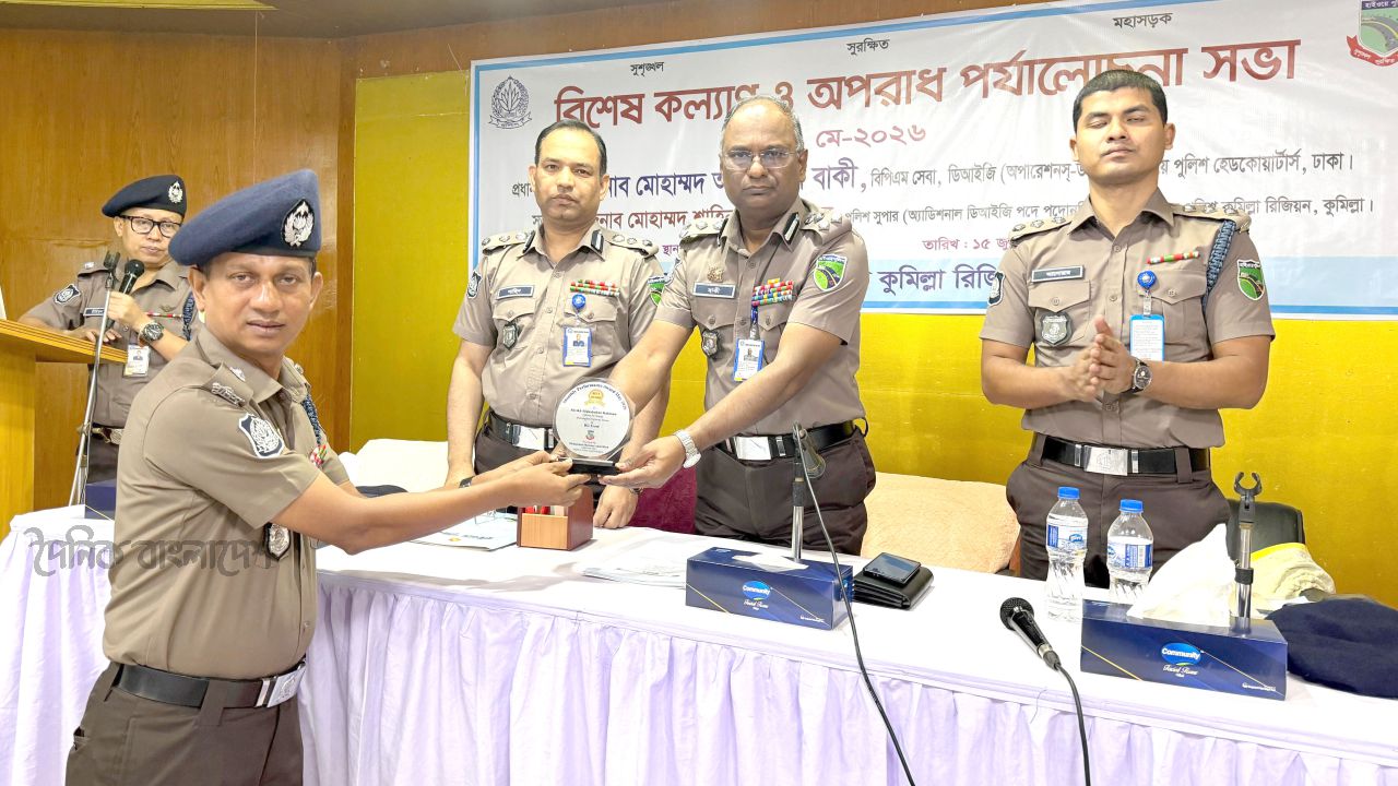হাইওয়ে পুলিশের শ্রেষ্ঠ অফিসার হিসেবে পুরস্কৃত ওসি মাহাবুবুর রহমান