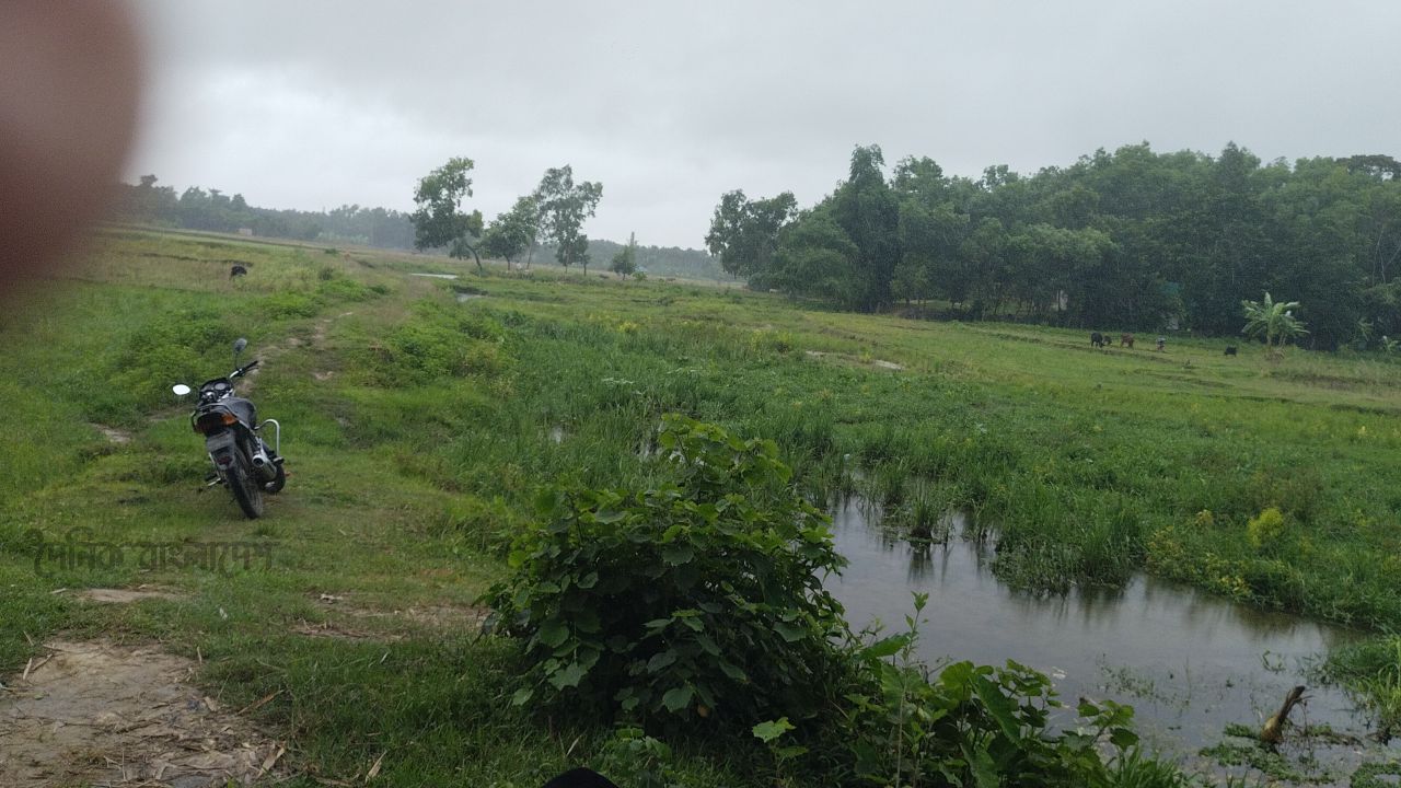 রামুতে রাস্তা ও ড্রেইন বন্ধ করে দেওয়ায় পুরো গ্রামবাসী পানি বন্দী 