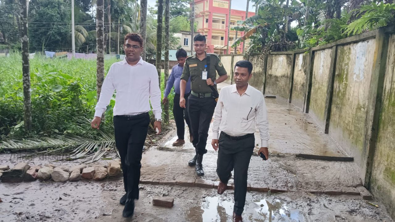 সংবাদ প্রচার হওয়ার পরে অবশেষে দীর্ঘ বছরের অবহেলিত এলাকায় নতুনভাবে সড়ক পেয়ে স্বস্তিতে এলাকাবাসী।