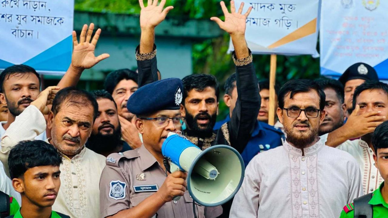 ‘হয় মাদক ছাড়ুন, নয়তো মহেশখালী ছাড়ুন’