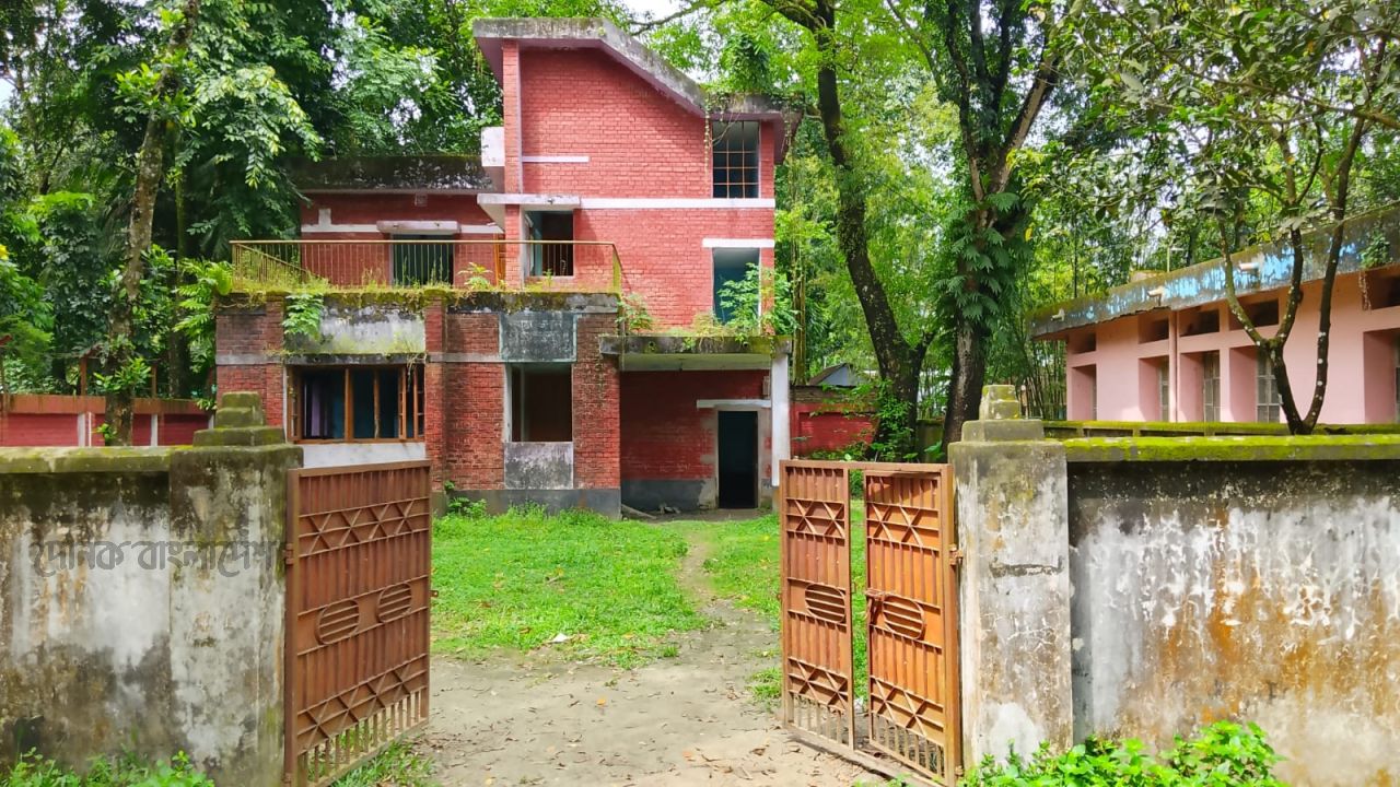 ডিমলায় উপজেলা পরিষদের পরিত্যক্ত বাসভবনে মাদকের আসর