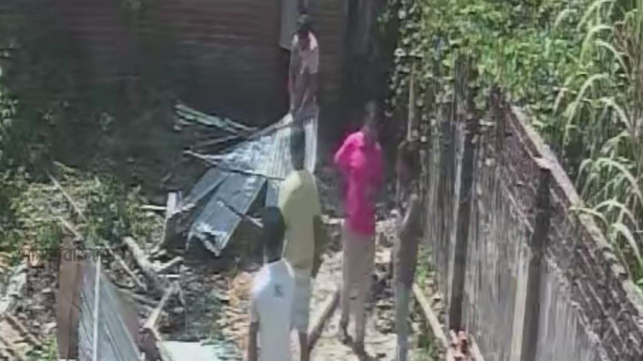কলাতলিতে রাস্তার জমিতে নিষেধাজ্ঞা অমান্য করে দেয়াল নির্মাণের পাঁয়তারা,অভিযোগ রশিদ গংয়ের বিরুদ্ধে