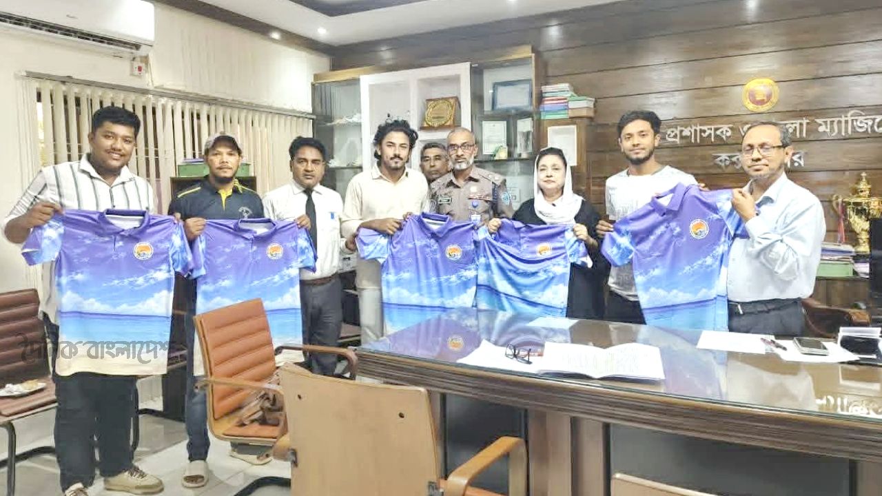 জাতীয় ব্যাডমিন্টন প্রতিযোগিতায় কক্সবাজারের খেলোয়াড়দের জার্সি উন্মোচন করলেন সংসদ সদস্য শামীম আরা স্বপ্না