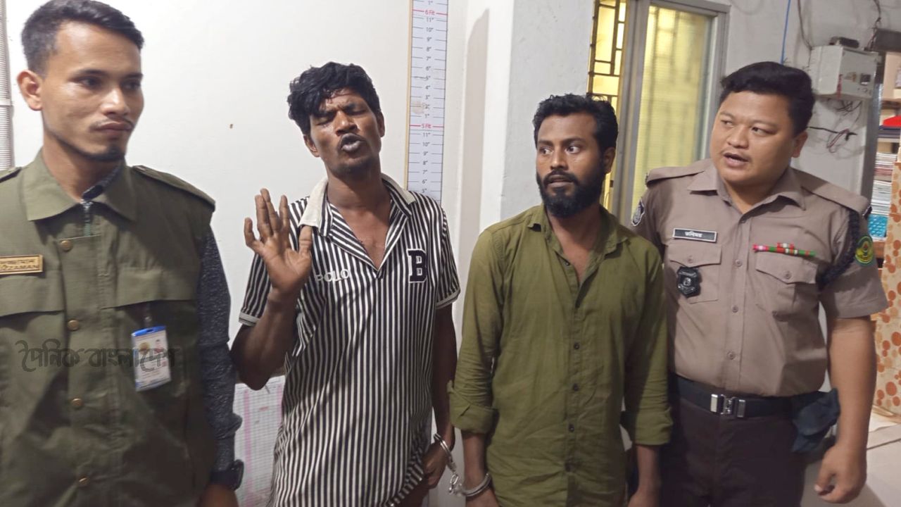 আনসার সদস্যের সাহসী ভূমিকায় কিশোর গ্যাংয়ের দুই সদস্য আটক, দেশীয় অস্ত্র উদ্ধার