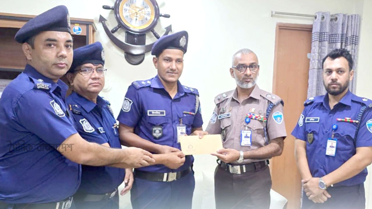 ৫০ হাজার ইয়াবা উদ্ধারে বালুখালী ফাঁড়ির আইসি গোলাম কিবরিয়া পুরস্কৃত