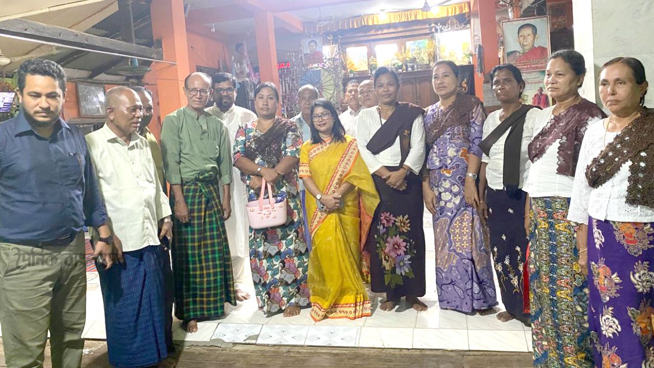 চৌফলদণ্ডীর চার বৌদ্ধবিহার পরিদর্শনে ইউএনও তাহমিনা, ১০০ পরিবারের মাঝে শুকনো খাবার বিতরণ